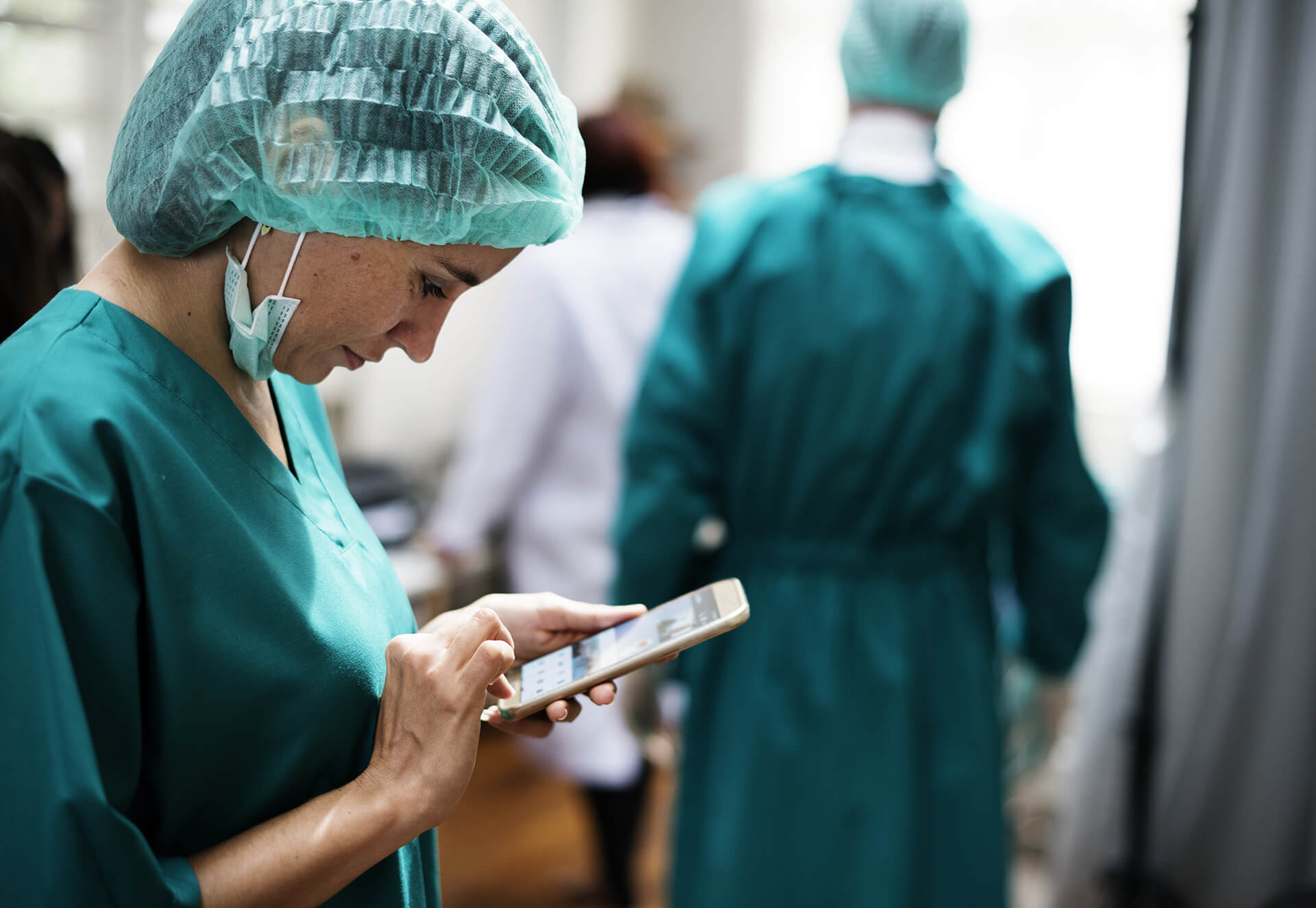 Medewerker met telefoon in een 24/7-omgeving